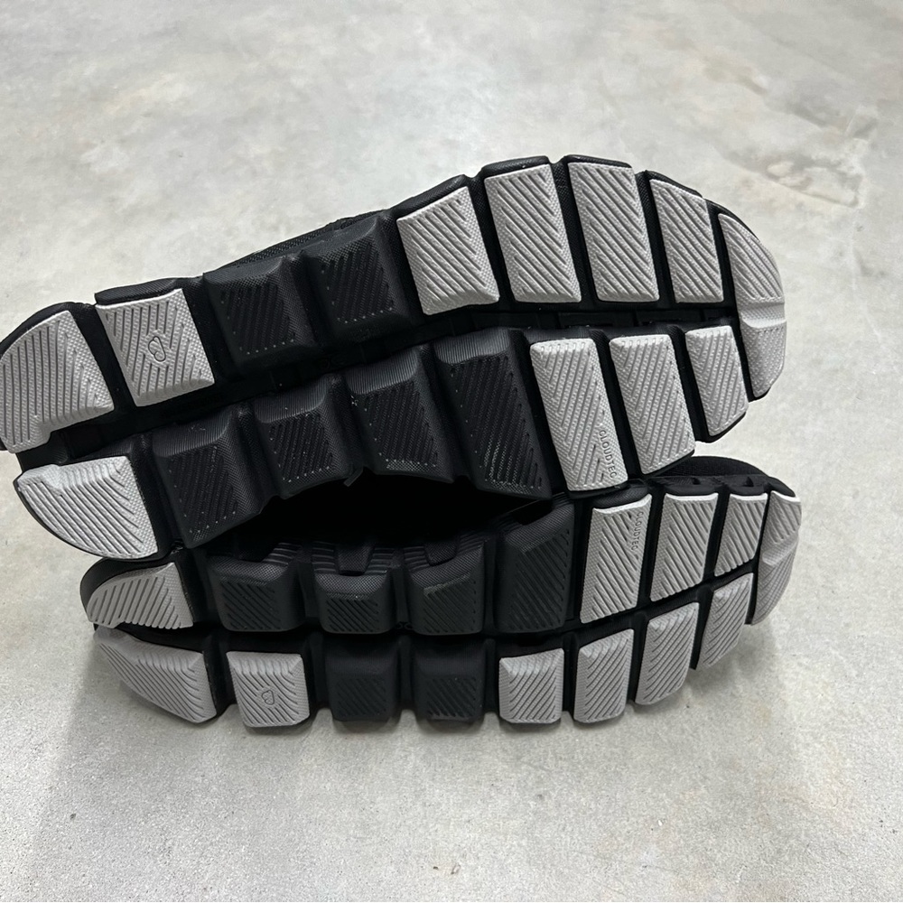New with box - Wmn’s On Cloud X3 - Black - 60.98696 - Picture 6 of 6